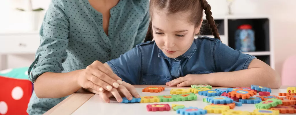 Importância da ajuda física no ensino com base na ABA.